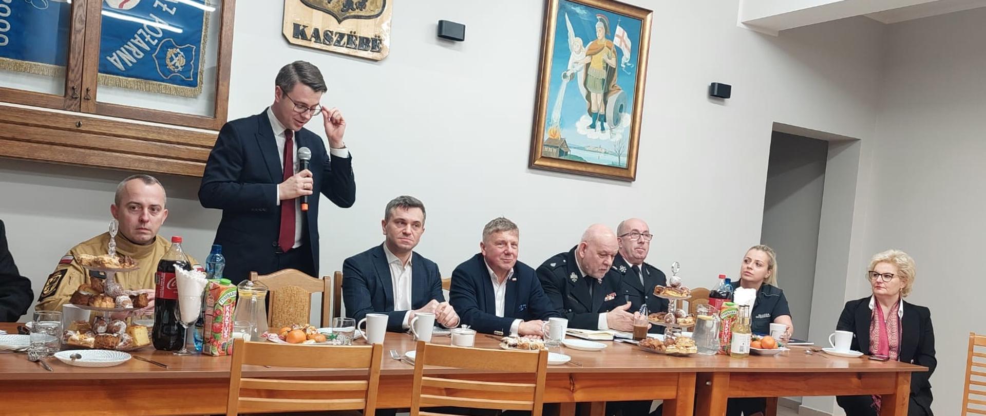 Sekretarz stanu w Kancelarii Prezesa Rady Ministrów Pan Piotr Müller podczas przemówienia na zebraniu sprawozdawczym OSP Zawory.