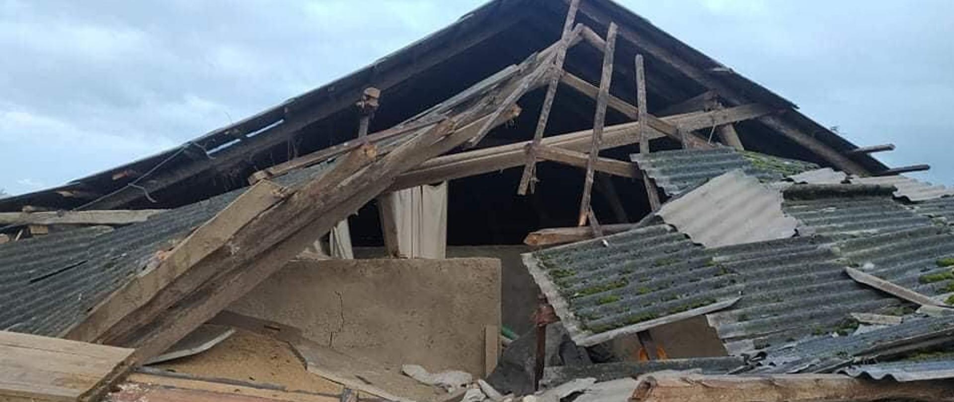 Uszkodzony dach budynku mieszkalnego.