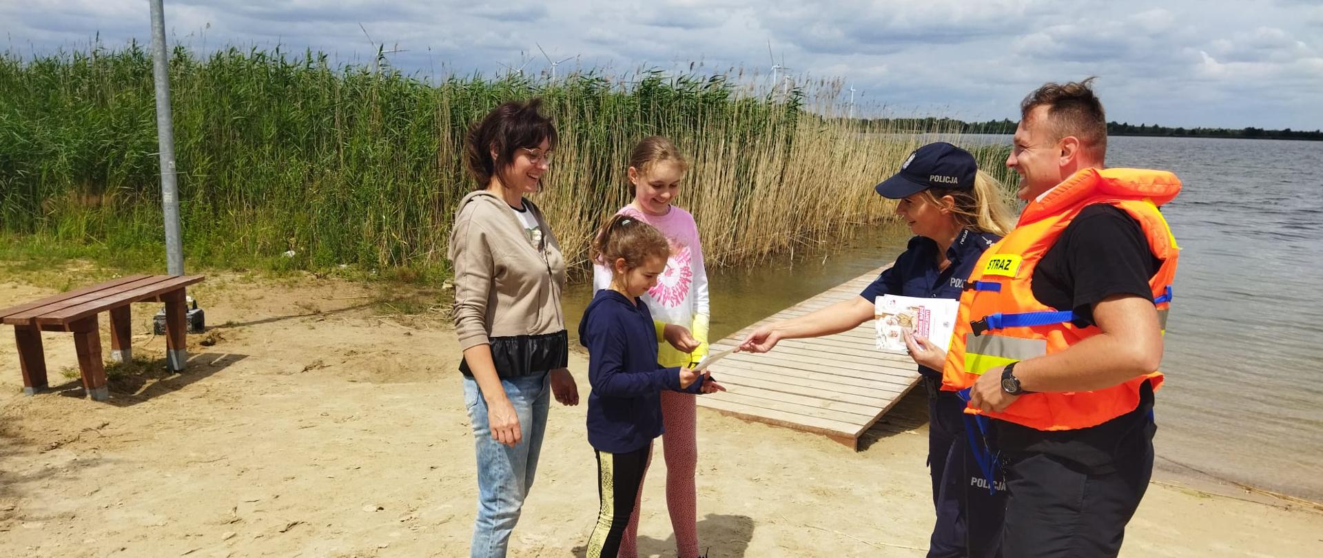 Strażacy podczas akcji edukacyjnej nad wodą