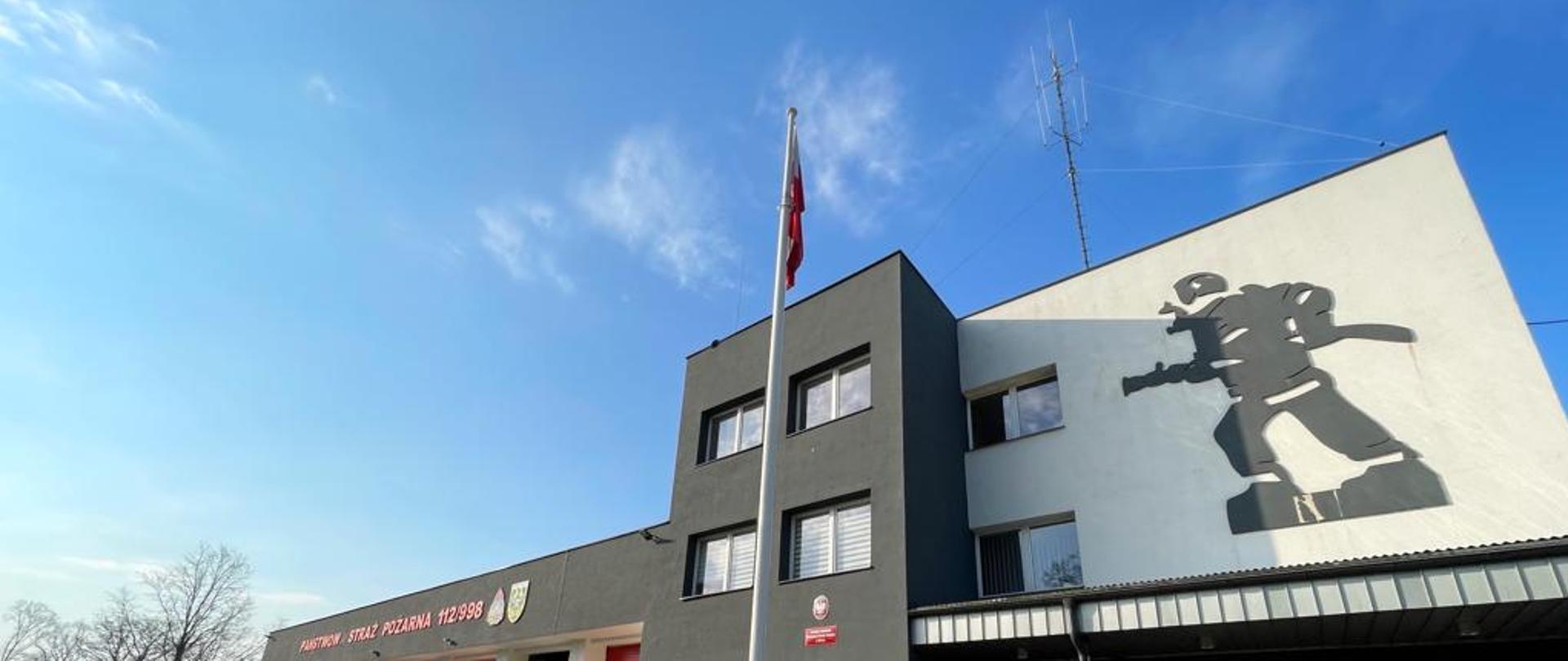 Strażacy podczas uroczystej zmiany służby w Dzień Flagi Rzeczypospolitej Polskiej