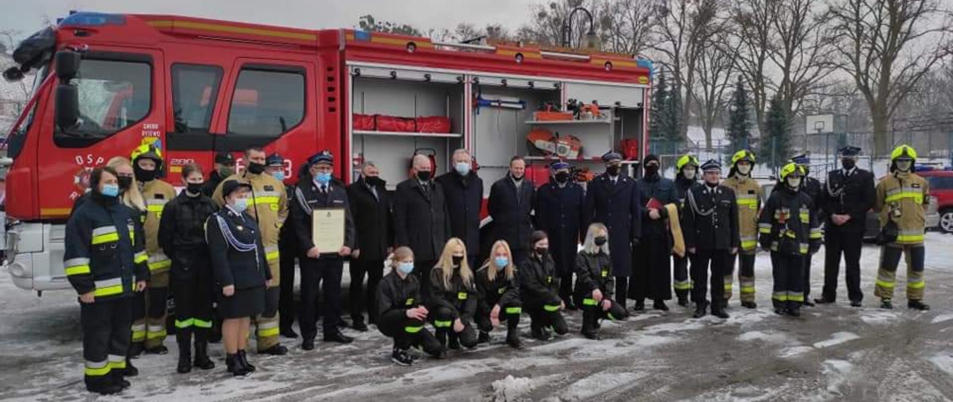 Uczestnicy przekazania samochodu dla OSP Ryjewo i wręczenia decyzji o włączeniu OSP Trzciano do KSRG