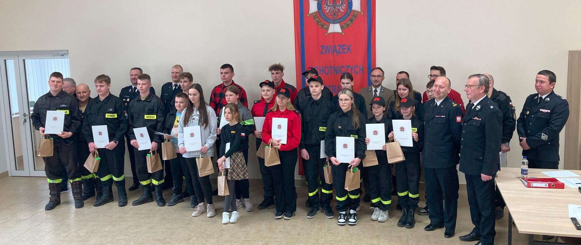 Zdjęcie przedstawia uczestników Ogólnopolskiego Turnieju Wiedzy Pożarniczej - eliminacje powiatowe