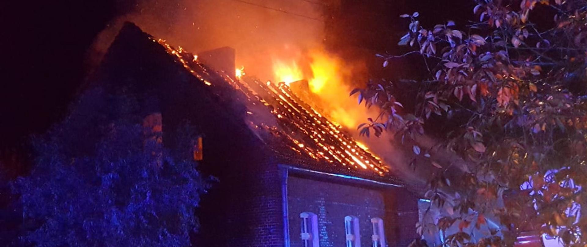 Pożar budynku mieszkalnego w miejscowości Nowy Chwalim - ogień wydostaje się z dachu