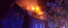 Pożar budynku mieszkalnego w miejscowości Nowy Chwalim - ogień wydostaje się z dachu