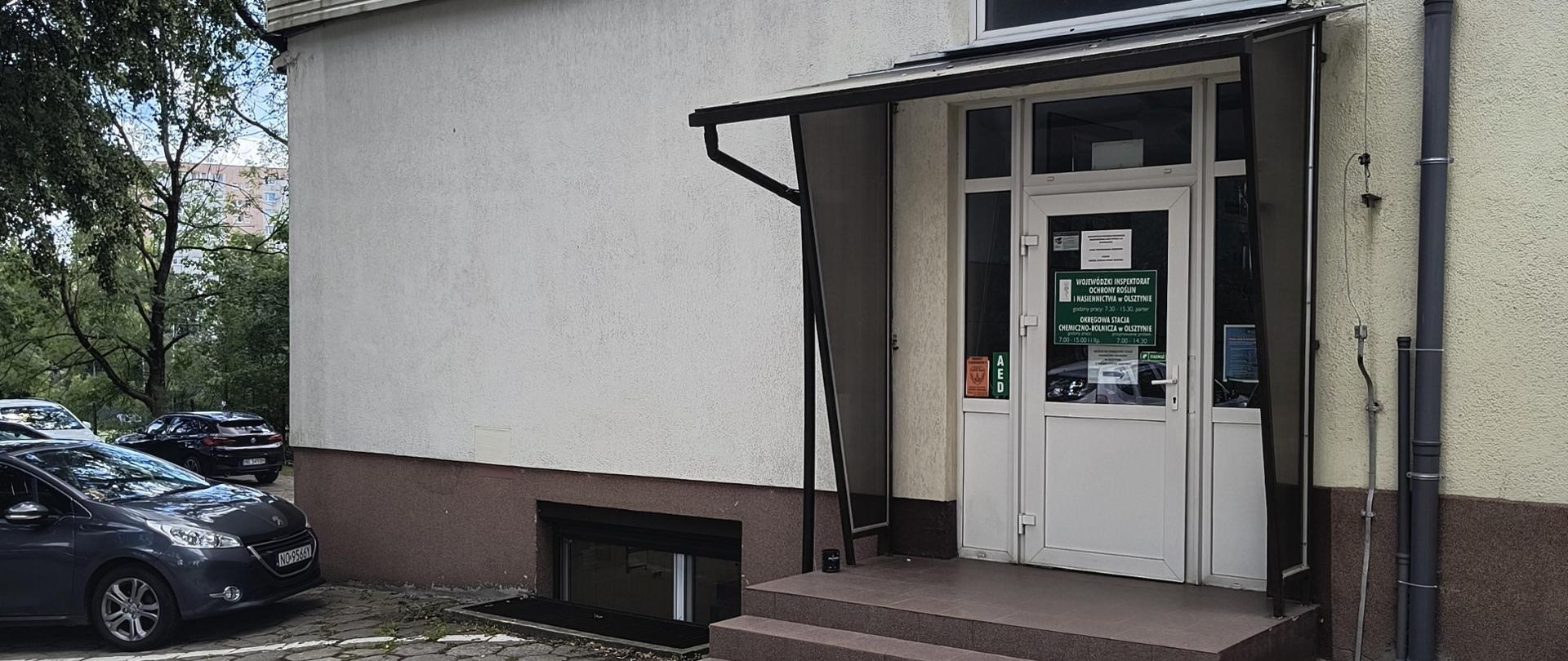 Zdjęcie przedstawia drzwi wejściowe do budynku OCL w Olsztynie