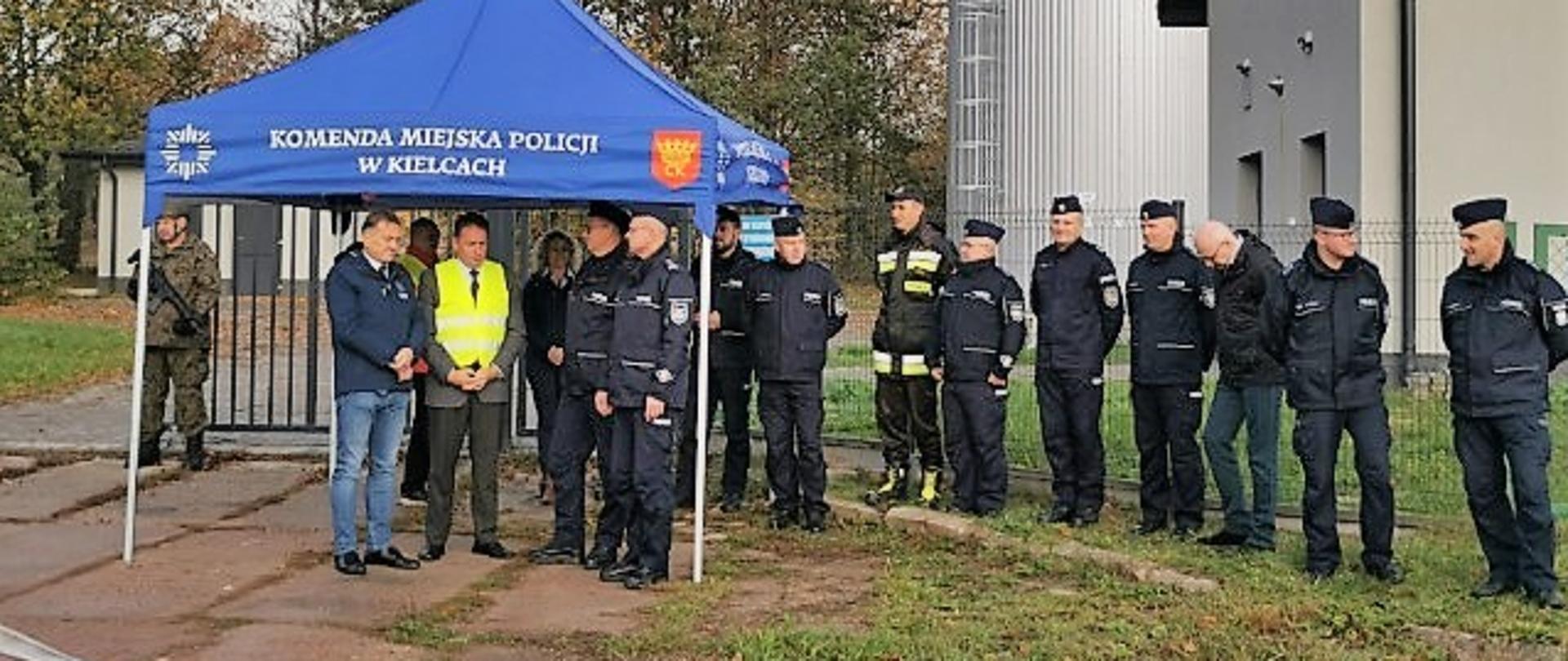 Zdjęcie przedstawia osoby zaangażowane w ćwiczenia powiatowe pn.: Zamek 22. Wśród nich starosta kielecki Mirosław Gębski oraz zastępca komendanta miejskiego PSP mł. bryg. Michał Jankowski.