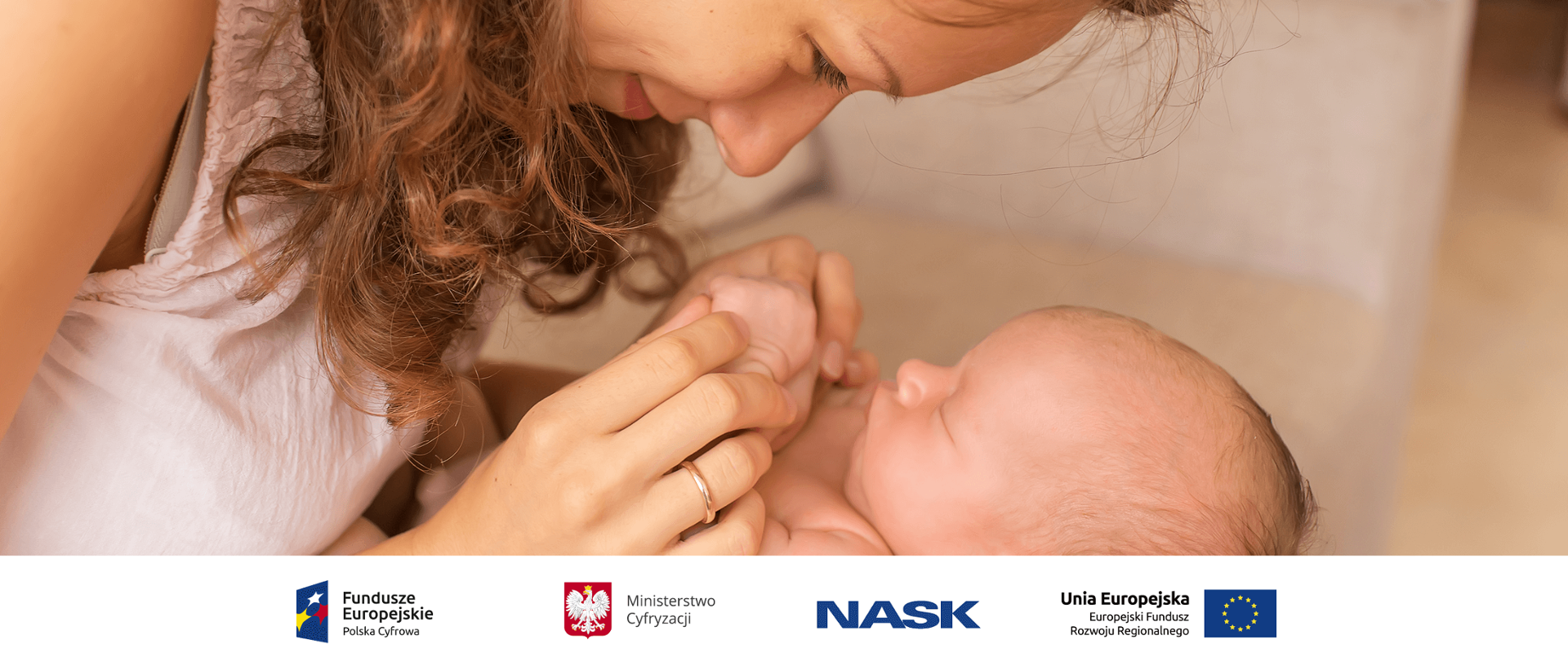 Zdjęcie przedstawiające matkę z dzieckiem.