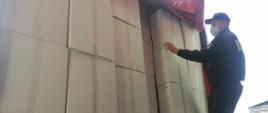Na zdjęciu rozładunek maseczek chirurgicznych dla gmin