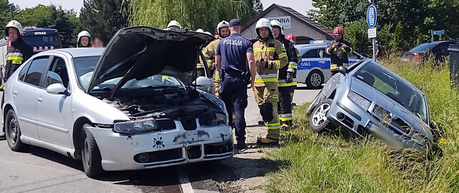 Samochody uczestniczące w zdarzeniu jeden w rowie a drugi na drodze.