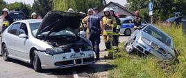 Samochody uczestniczące w zdarzeniu. Jeden na drodze a drugi w rowie.