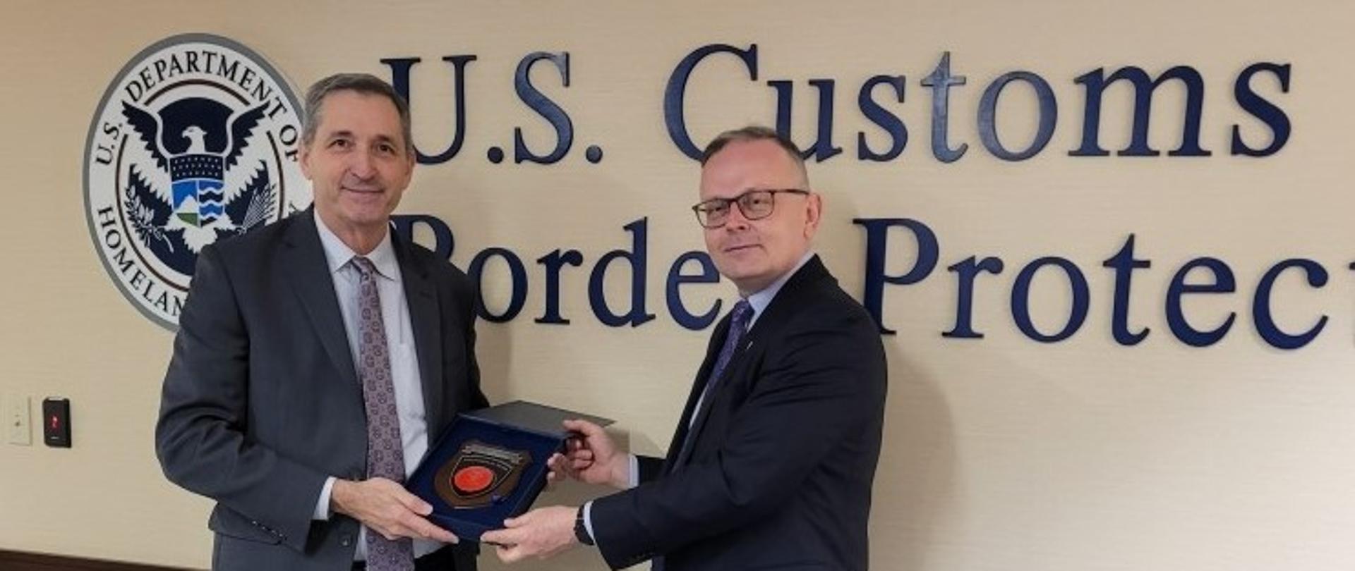 Wiceminister finansów Mariusz Gojny i zastępca Komisarza CBP (Customs and Border Protection) Benjamin Huffman pozują do zdjęcia