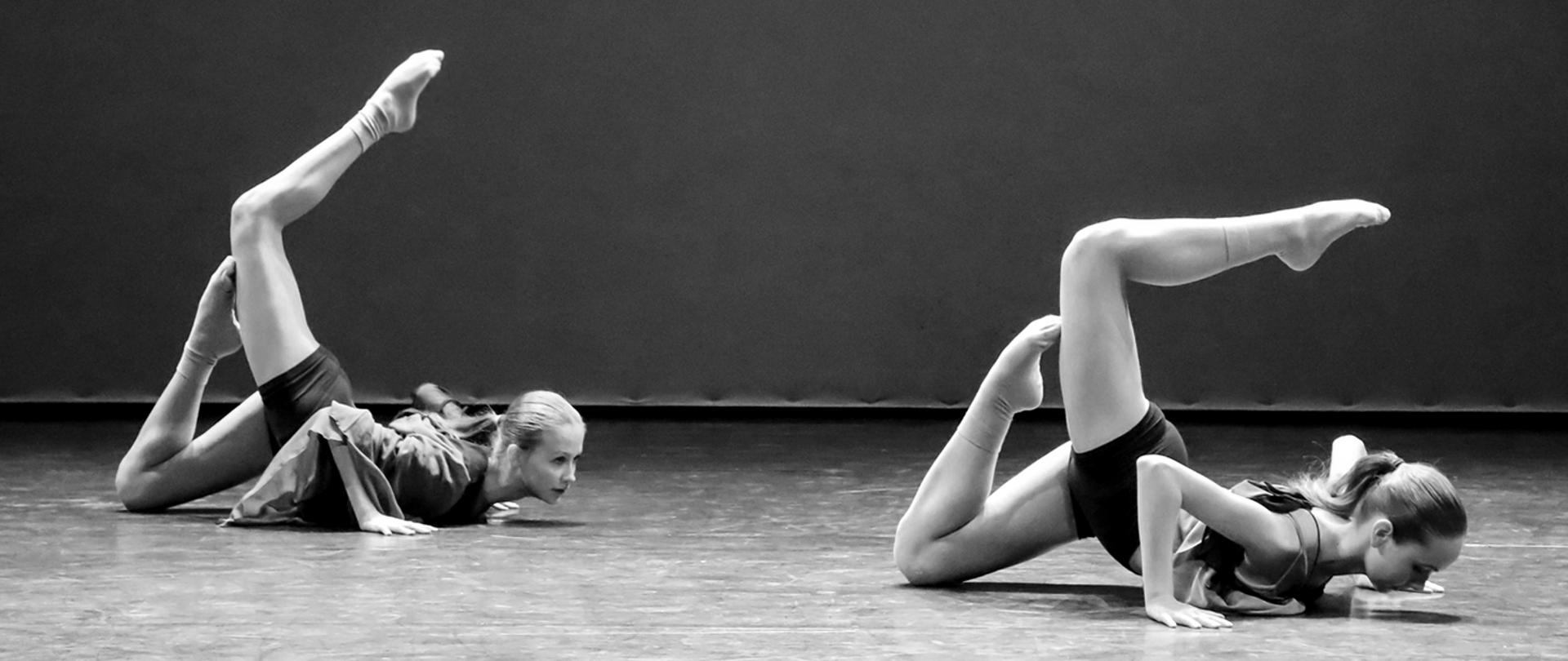 Czarno-białe zdjęcie, na scenie dwie tancerki w pozycji leżącej w trakcie tańca