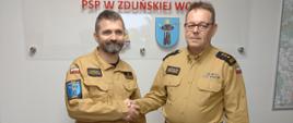 Na zdjęciu Komendant Powiatowy PSP w Zduńskiej Woli st. bryg. Jarosław Piekarski żegna poprzez uściśnięcie dłoni odchodzącego na zaopatrzenie emerytalne Dyżurnego Operacyjnego mł. bryg. Mariusza Krzymowskiego.