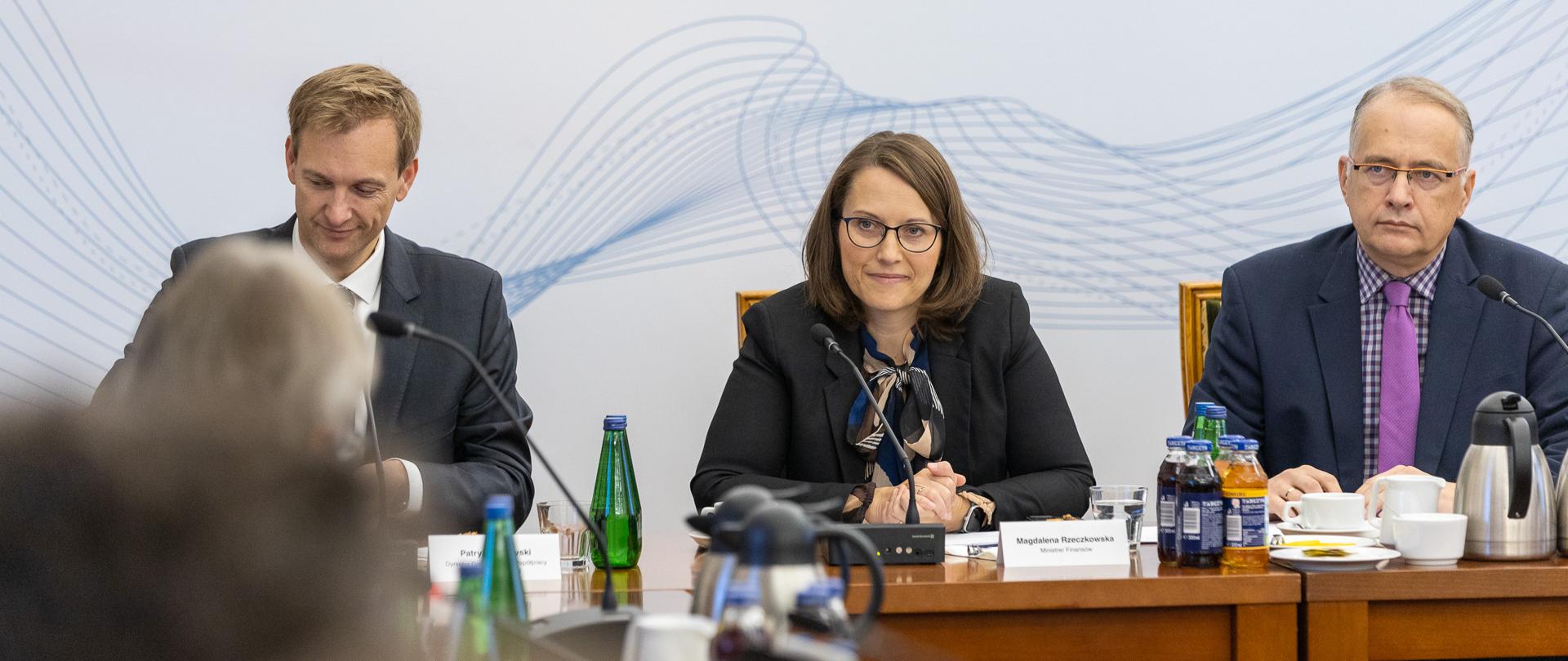 Minister finansów Magdalena Rzeczkowska wraz ze współpracownikami uczestniczy w spotkaniu z Radą Dyrektorów Europejskiego Banku Odbudowy i Rozwoju