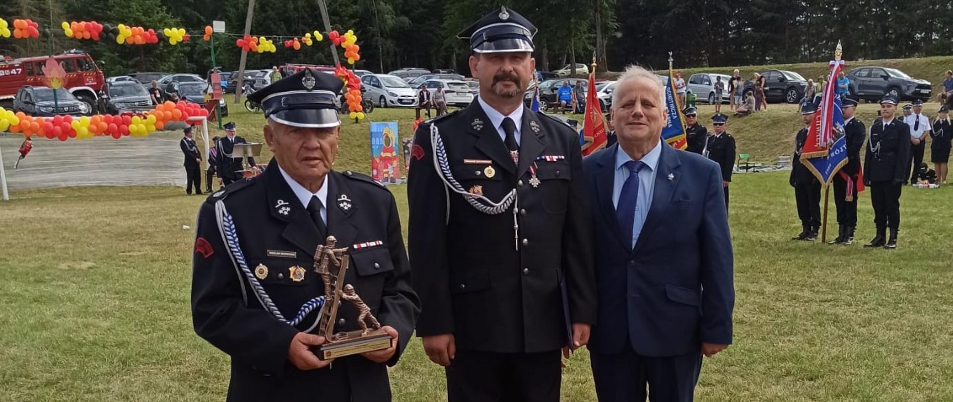 Trzech mężczyzn stoi na baczność 