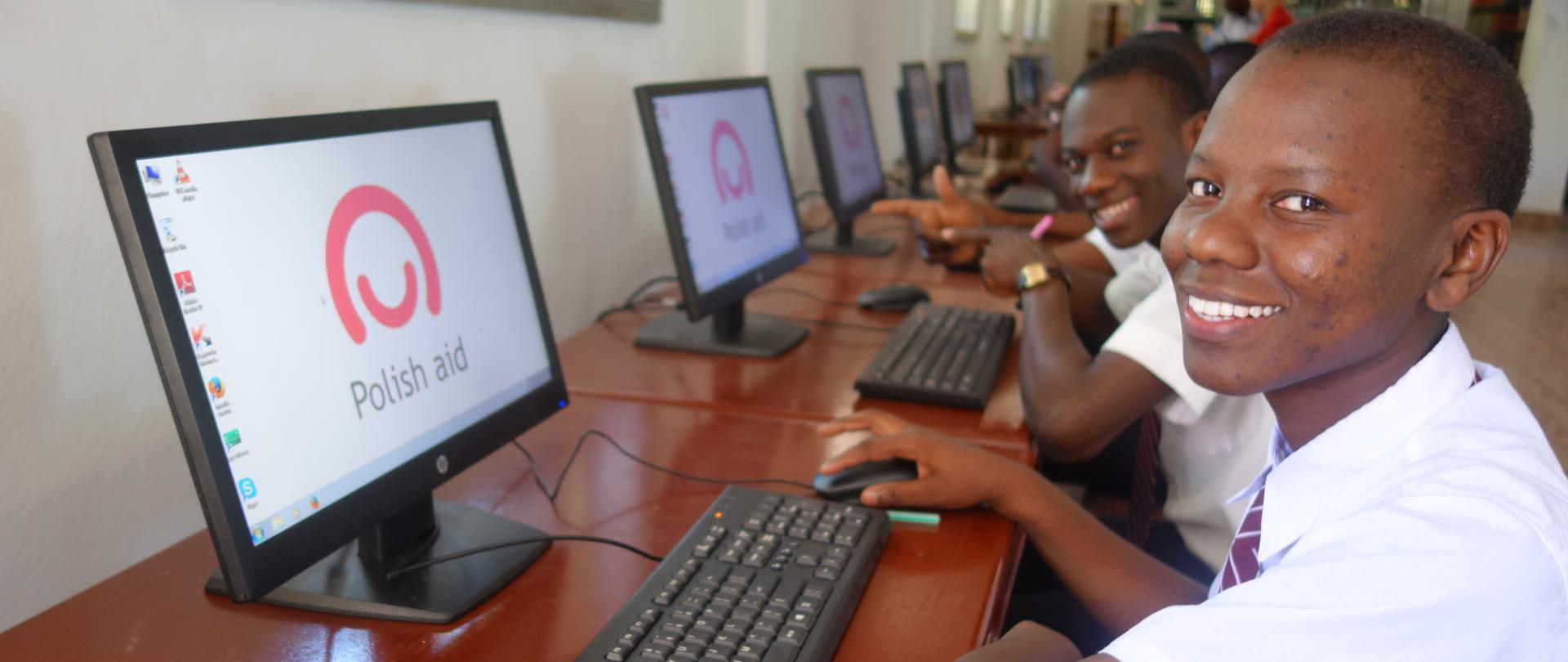 Radość dzieci siedzących przed komputerami