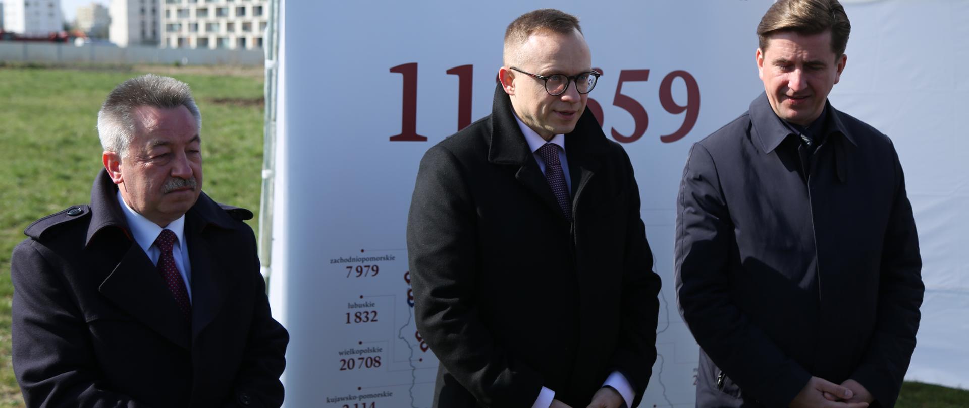 uczestnicy konferencji na tle działki Krajowego Ośrodka Wsparcia Rolnictwa