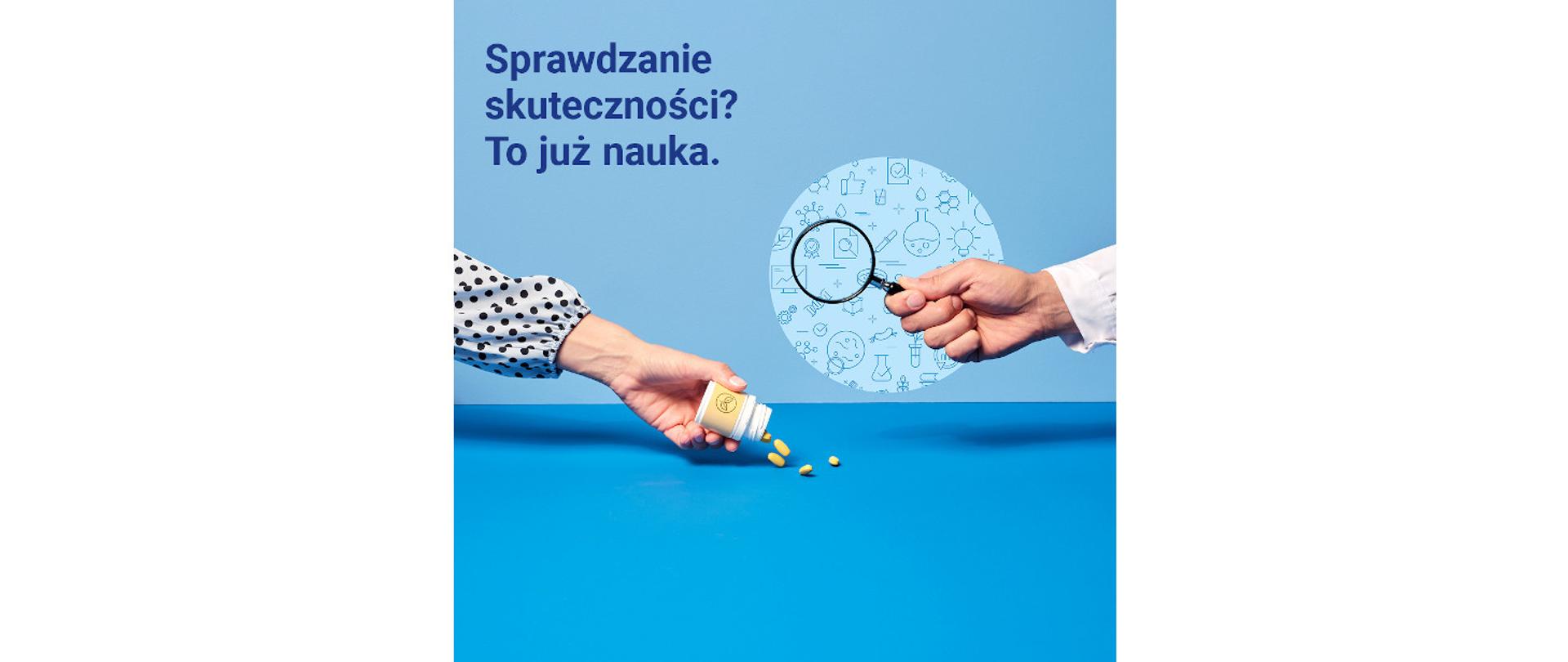 Obraz ma tło koloru niebieskiego. Jest podzielony poziomo na dwie części: górna, część ma jaśniejszy, a dolna ciemniejszy odcień. W lewym górnym roku jest napis granatową czcionką: Sprawdzanie skuteczności? To już nauka. Na obrazie widać dwie ręce: ta z lewej strony (ręka kobiety) trzyma w dniu mały pojemnik, z którego wysypują się tabletki. Z prawej strony ręka (mężczyzny) trzyma w dłoni szkło powiększające.