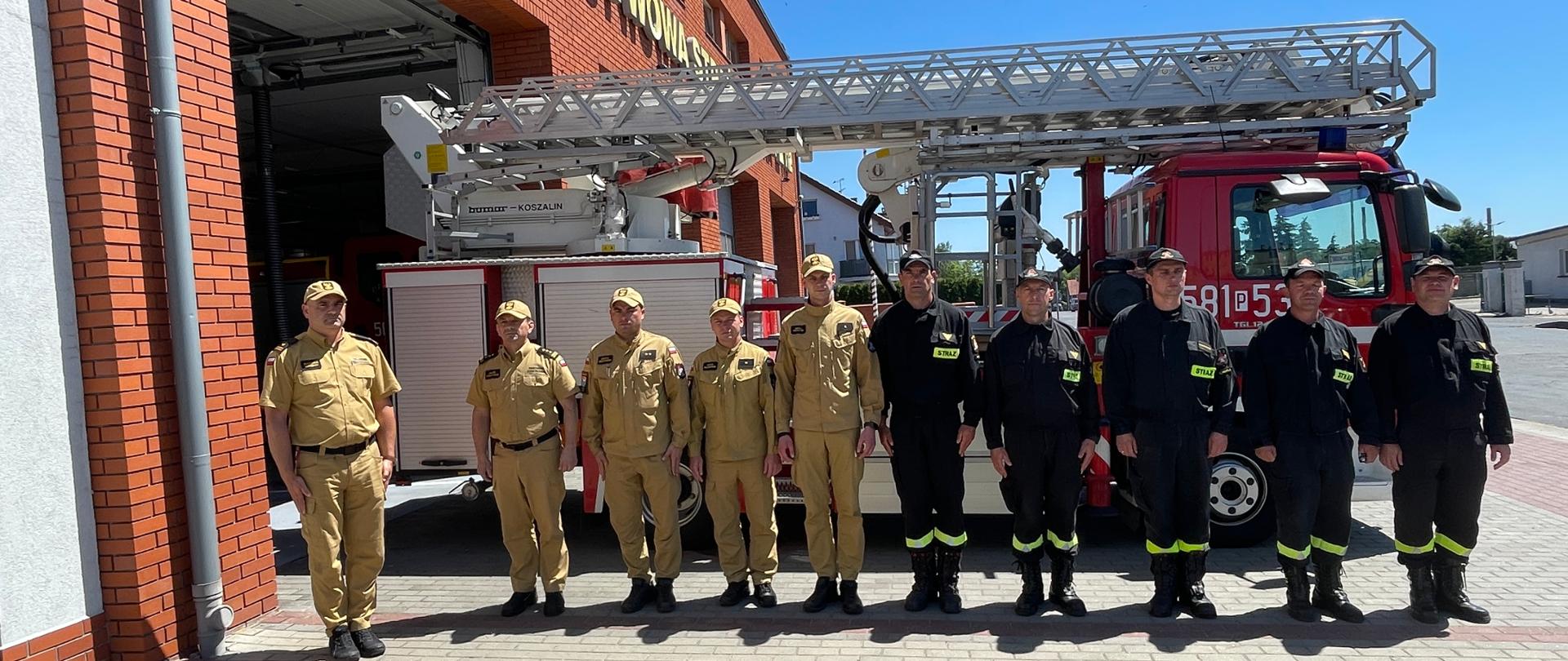 Zdjęcie grupowe strażaków KP PSP w Słupcy z Wielkopolskim Komendantem Wojewódzkim PSP 