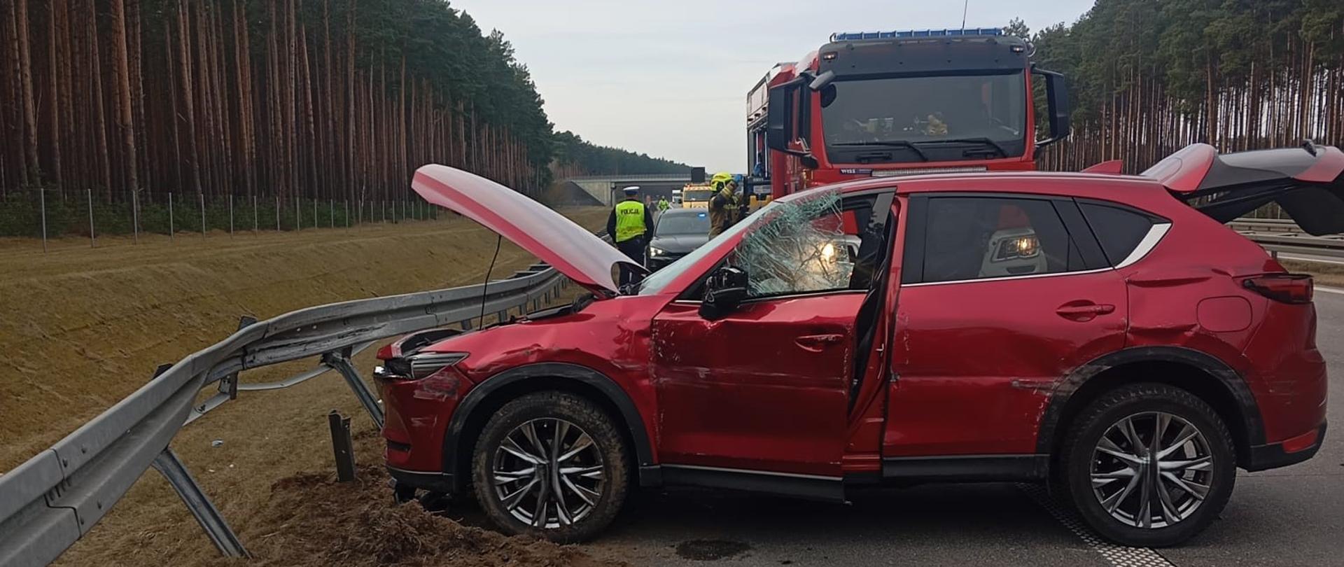 Samochód osobowy po widocznym uderzeniu w bariery energochłonne