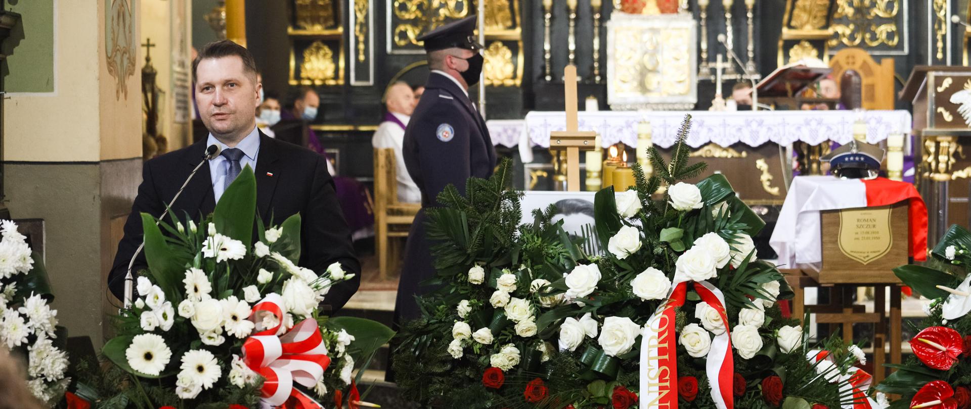 Zdjęcie z uroczystości pogrzebowych szczątków śp. kpt. Romana Szczura ps. „Urszula” z udziałem Ministra Przemysława Czarnka