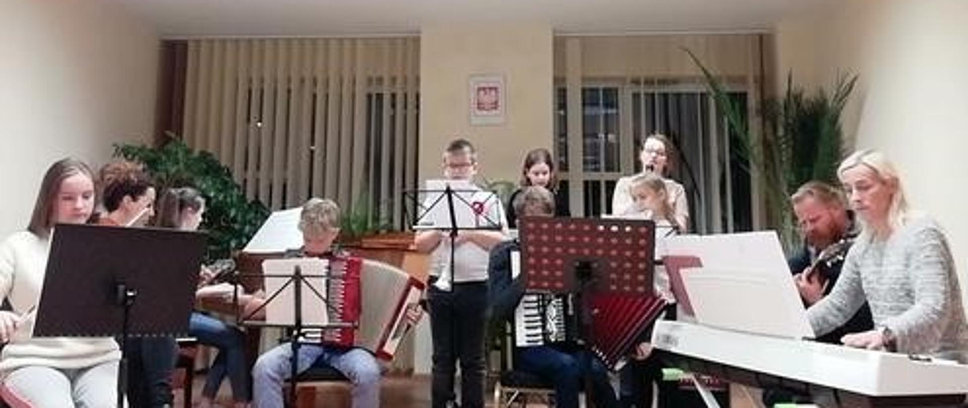 Szkolny zespół rodzinny podczas koncertu