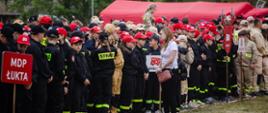Na zdjęciu drużyny MDP z kolejnych miejscowości z tabliczkami miejscowości 