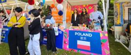 polskie, kolorowe stoisko podczas festynu w ogrodzie