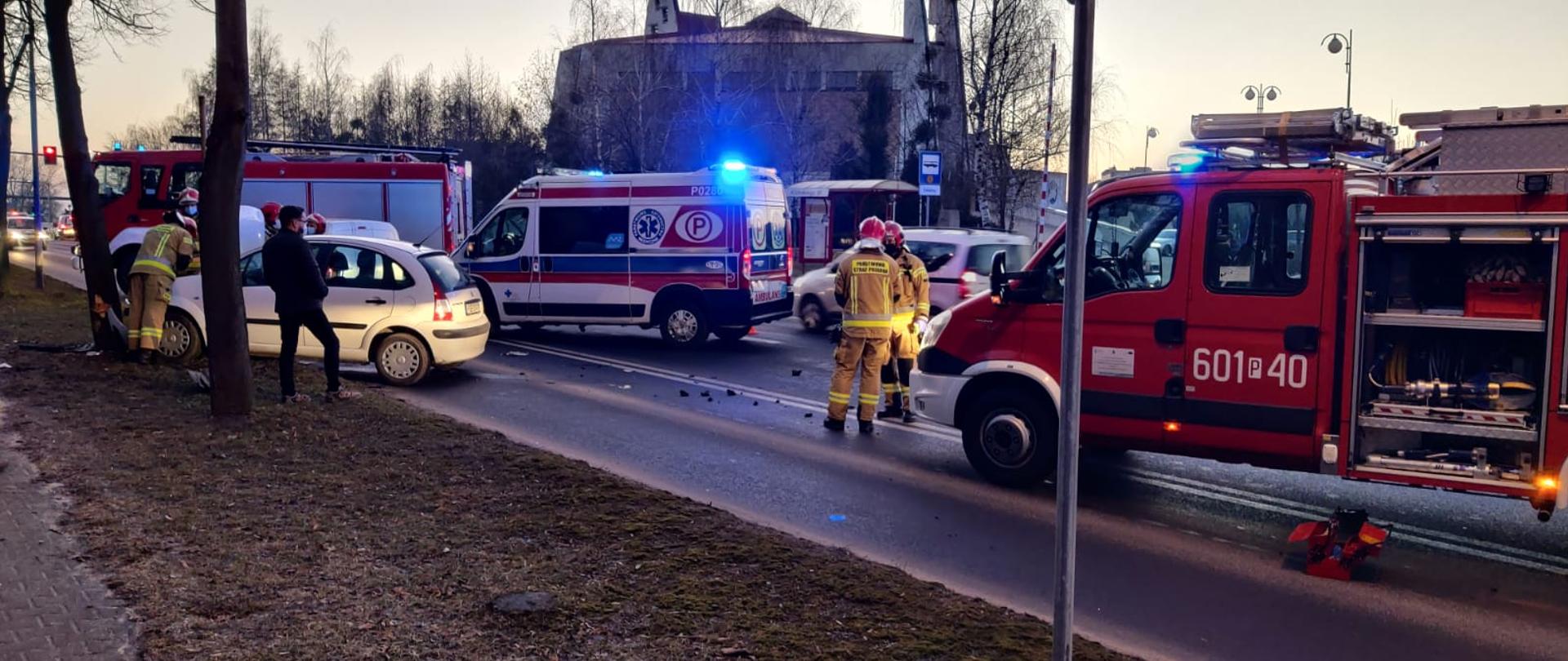 Na zdjęciu pojazdy biorące udział w wypadku 1 z nich uderzył w drzewo, pojazdy PSP oraz ZRM oraz strażacy 