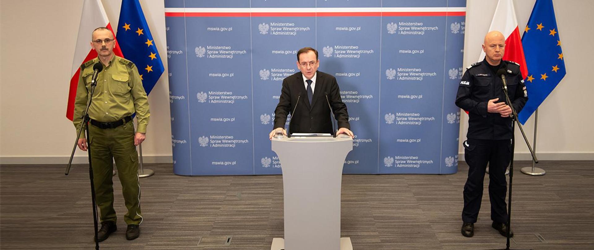 Zdjęcie z konferencji prasowej z udziałem ministra spraw wewnętrznych i administracji Mariusza Kamińskiego