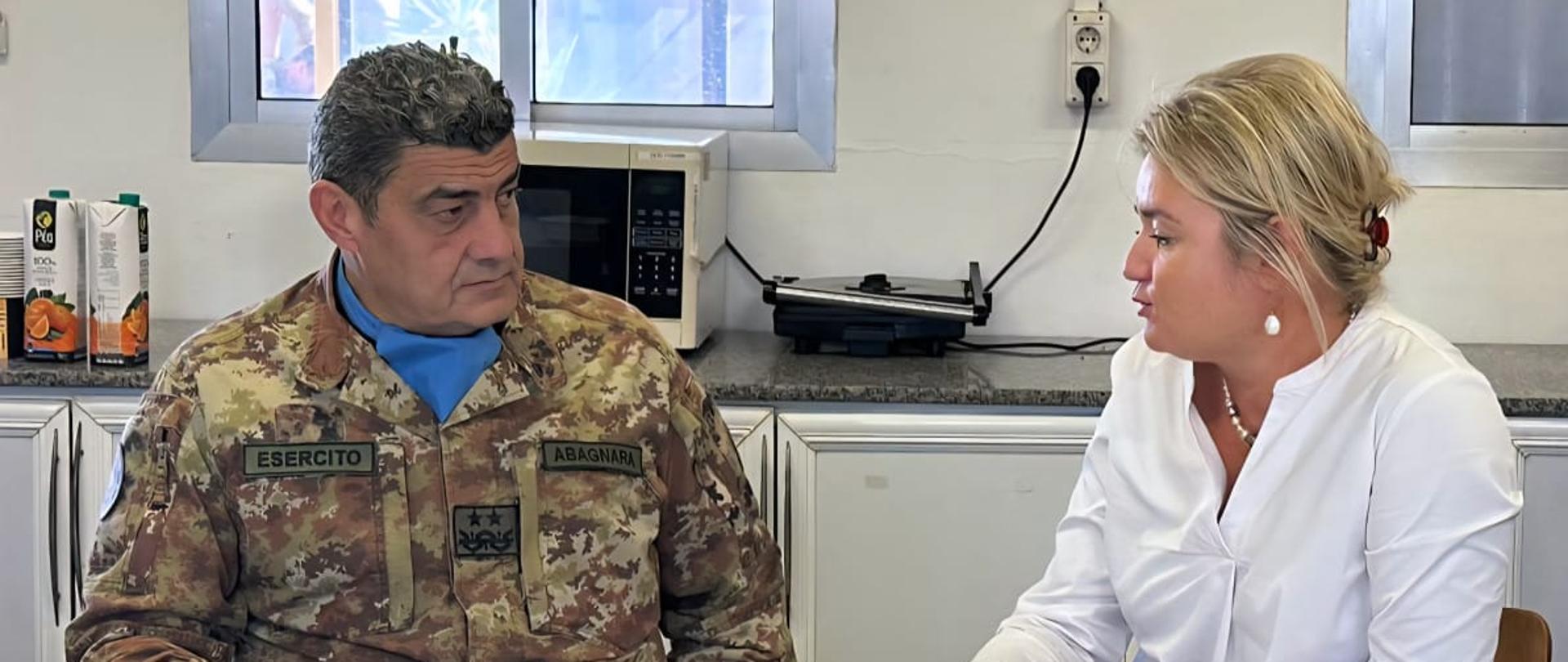 Generał D. Abagnara i Ambasador RP w Bejrucie Aleksandra Bukowska-McCabe - rozmawiają siedząc przy stole