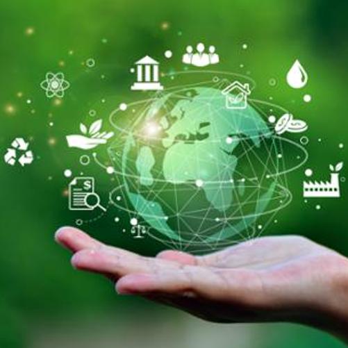 Dłoń wyciągnięta ku górze, nad którą unosi się półprzezroczysta kula ziemska otoczona ikonami symbolizującymi ekologię, recykling, energię, wodę, edukację i zrównoważony rozwój, na tle zielonej, rozmytej roślinności.