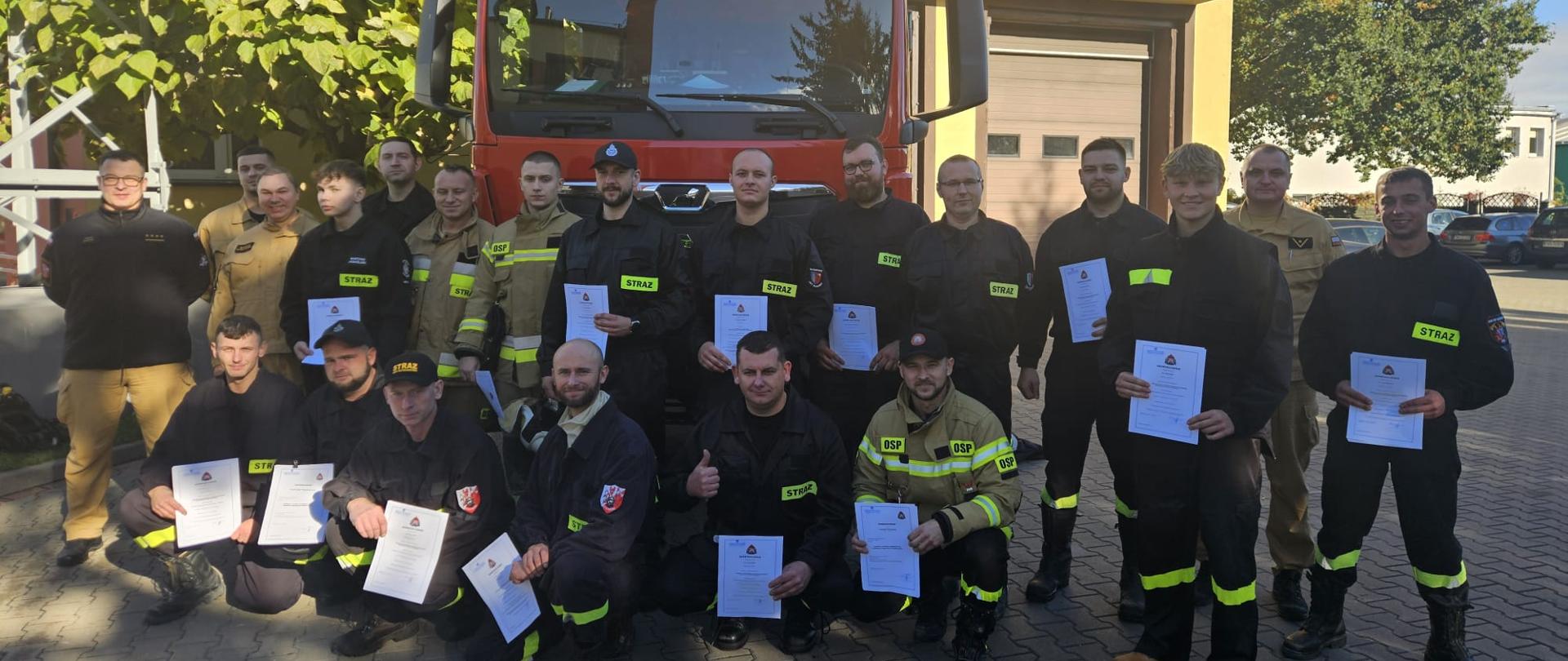 NA zdjęciu widać druhów OSP po zakończonym szkoleniu
