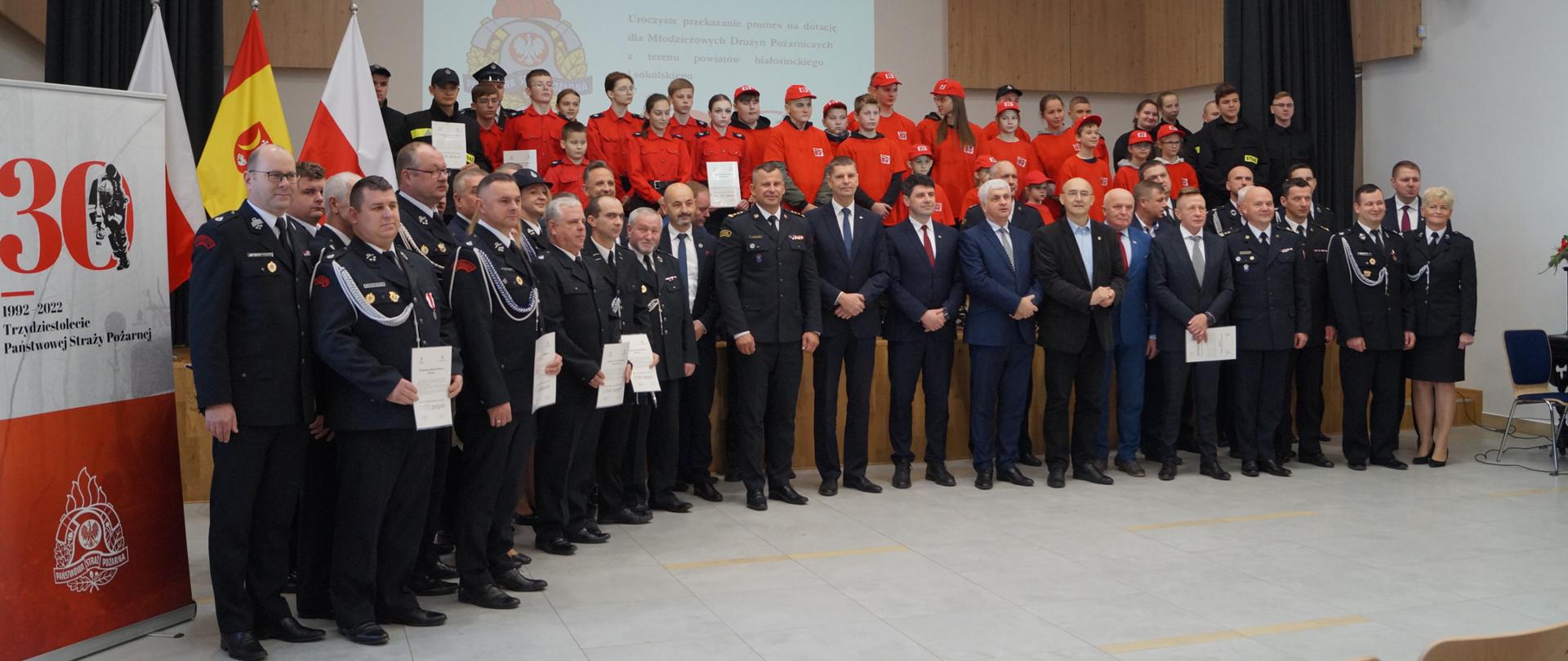 Uroczyste wręczenie promes dla Młodzieżowych Drużyn Pożarniczych. 