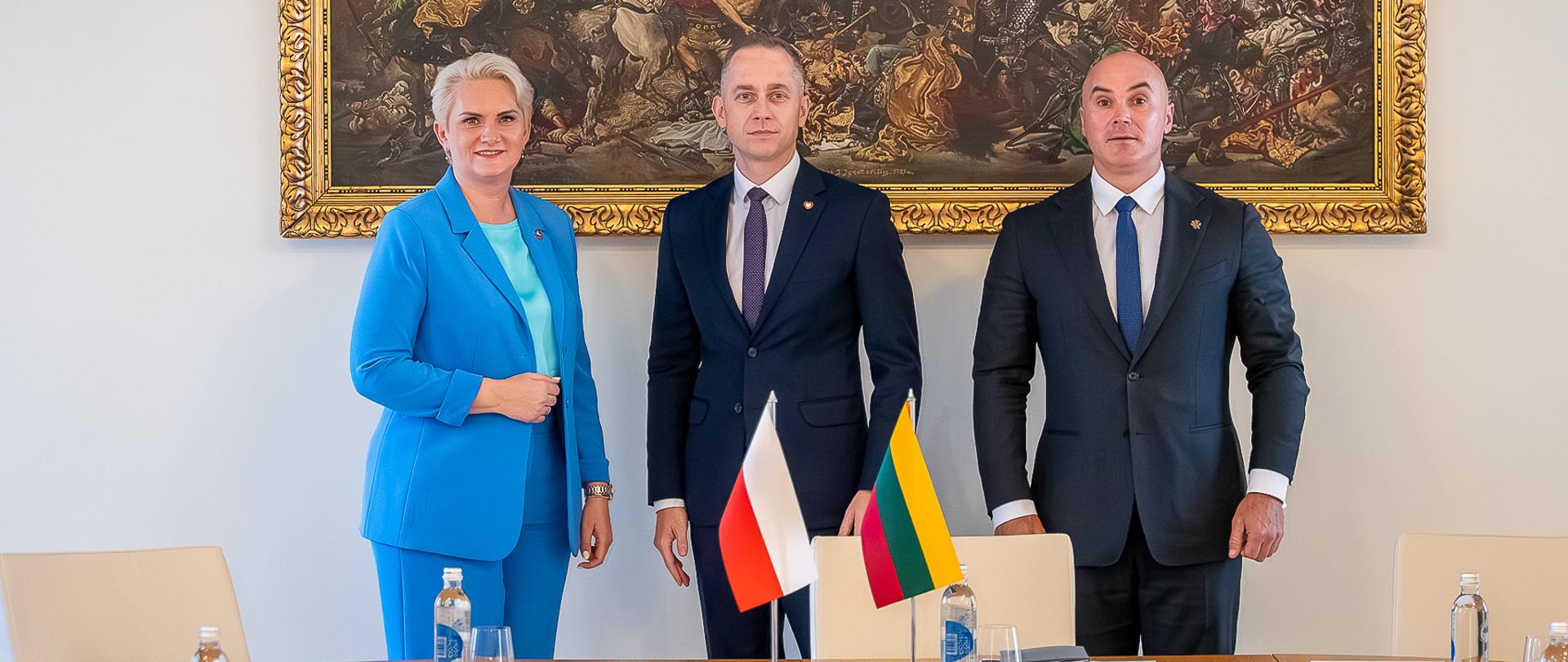 31 sierpnia 2025 r. sekretarz stanu w Ministerstwie Obrony Narodowej Cezary Tomczyk złożył wizytę roboczą na Litwie, gdzie wraz z wiceministrami obrony Orijaną Mašale i Tomasem Godliauskasem odwiedzili infrastrukturę wojskową w Rudnikach oraz elementy Baltic Defence Line, m.in. miejsce składowania materiałów w pobliżu granicy litewsko - białoruskiej.
