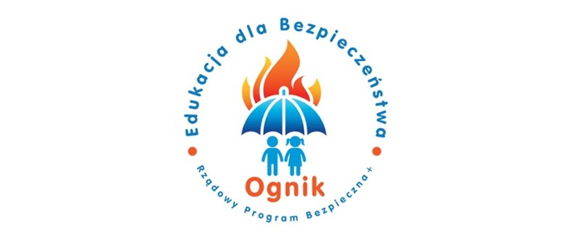 Logo rządowego programu "Bezpieczna+". Przedstawia jasnoniebieskie postacie chłopca i dziewczynki chroniących się pod niebieskim parasolem, nad którym płoną pomarańczowo-żółte płomienie. Pod ikoną znajduje się czerwony napis „Ognik”, a w okręgu otaczającym grafikę umieszczono napis „Edukacja dla Bezpieczeństwa – Rządowy Program Bezpieczna+”.