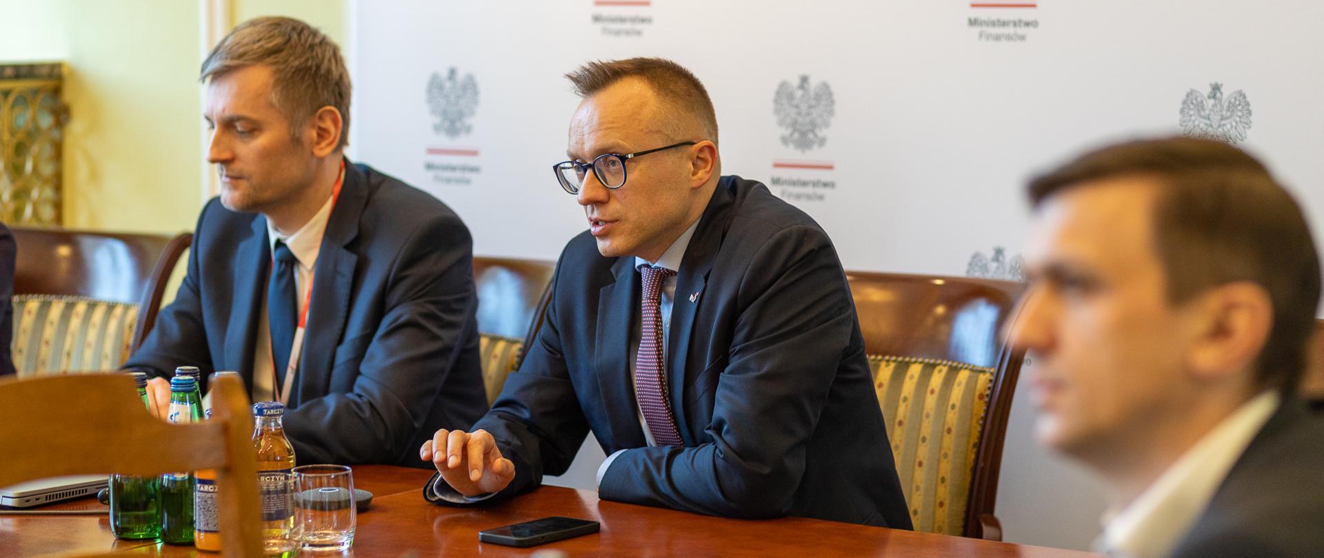 Wiceminister Artur Soboń podczas spotkania konsultacyjnego.