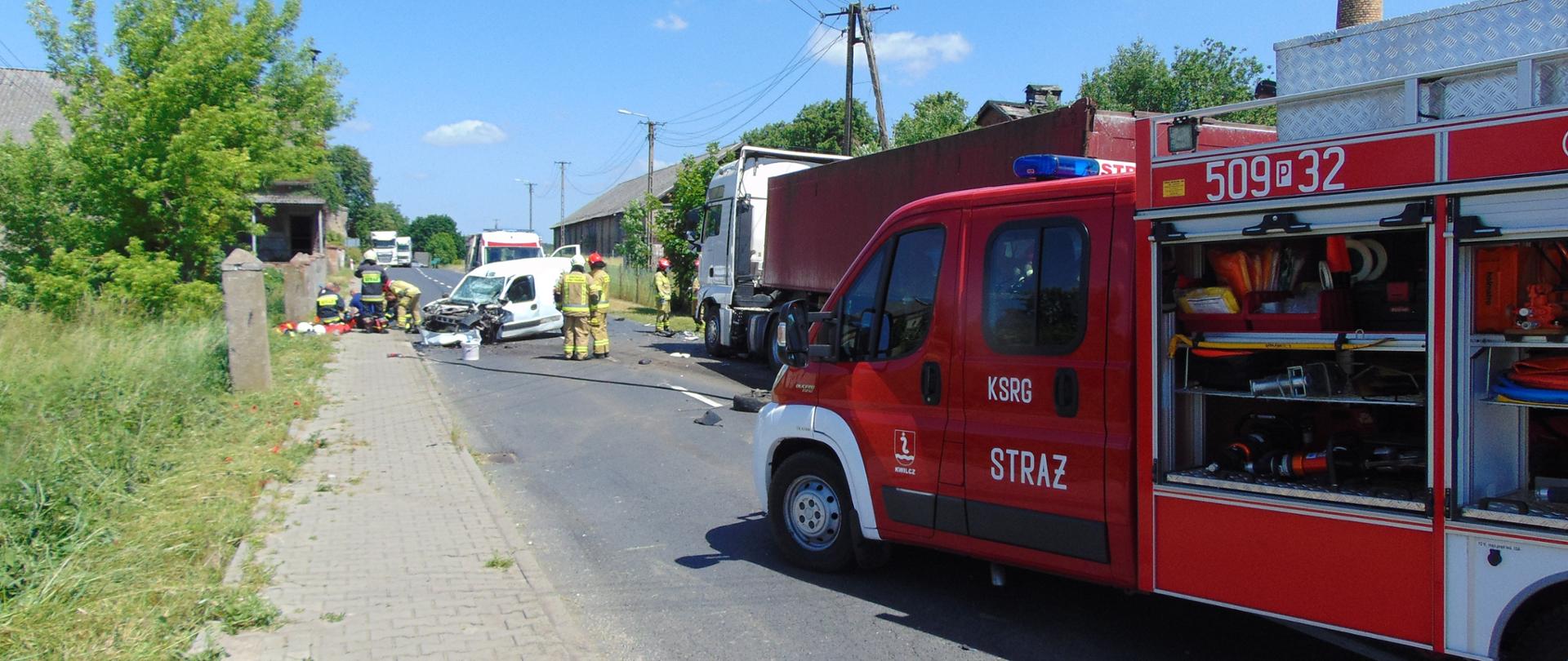 Zderzenie trzech pojazdów na drodze wojewódzkiej nr 186 w Kwilczu
