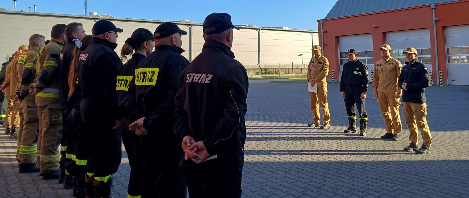 Funkcjionariusze i ratownice przed manewrami medycznymi