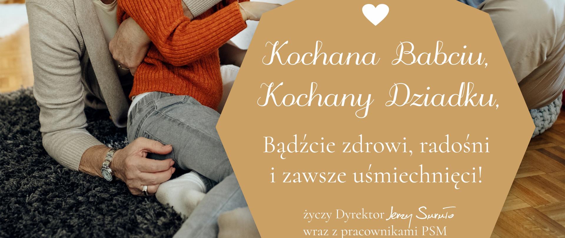 Zdjęcie domniemanych roześmianych dziadków z dzieckiem. U góry po lewej logo szkoły. Po prawej na dole tekst: Kochana Babciu, Kochany Dziadku, Bądźcie zdrowi, radośni i zawsze uśmiechnięci! życzy dyrektor Jerzy Suruło wraz z pracownikami PSM