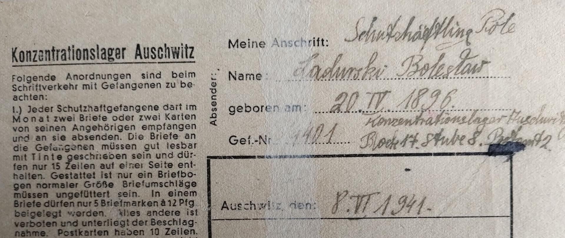 Na zdjęciu widoczny jest list Bolesława Zadurskiego z obozu koncentracyjnego Auschwitz. Dokument sporządzony jest w języku niemieckim i podzielony na dwie części. Po lewej stronie znajdują się zasady korespondencji z więźniami, po prawej – krótka wiadomość wraz z danymi nadawcy. Po prawej stronie: Mój adres: Więzień aresztu ochronnego, imię i nazwisko: Bolesław Zadurski, urodzony: 20 IV 1896, nr więźnia: 401, Blok 17, Pokój 8, Obóz Koncentracyjny Auschwitz, Auschwitz, dnia 8 VI 1941; Kochany Synu i Dzieci! Jestem zdrowy, tego samego życzę Wam. List i 10 M.
