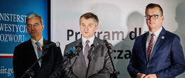 Otwarcie konferencji Program dla Bieszczad. Od lewej stoją: Minister Inwestycji i Rozwoju Jerzy Kwieciński, Marszałek Sejmu RP Marek Kuchciński, Podsekretarz Stanu w MIiR Adam Hamryszczak