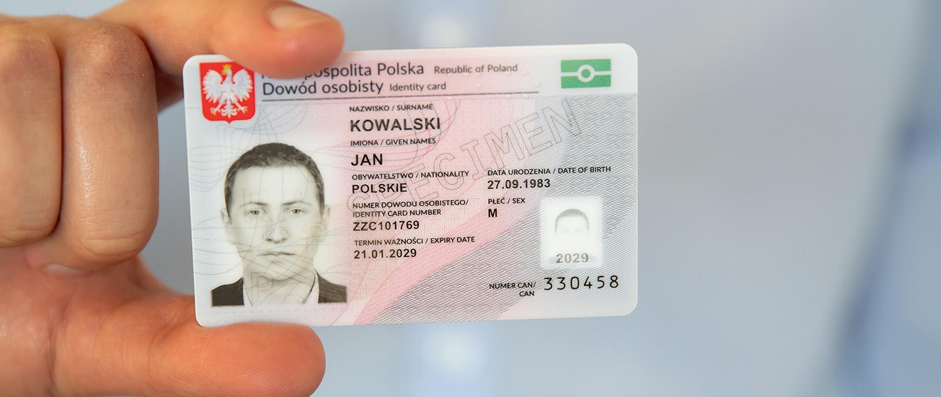 E-dowód trzymany w pacach.