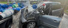 Samochód osobowy uderzył w bok busa przewożącego butle od gazu
