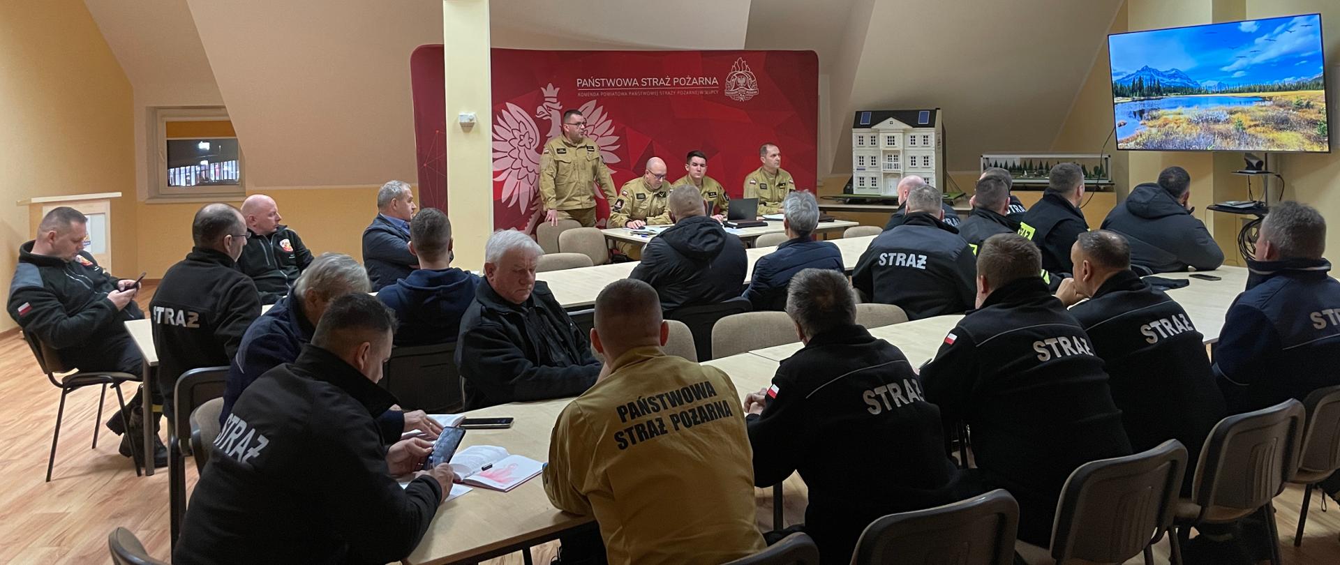 Strażacy podczas narady z jednostkami OSP KSRG z terenu powiatu