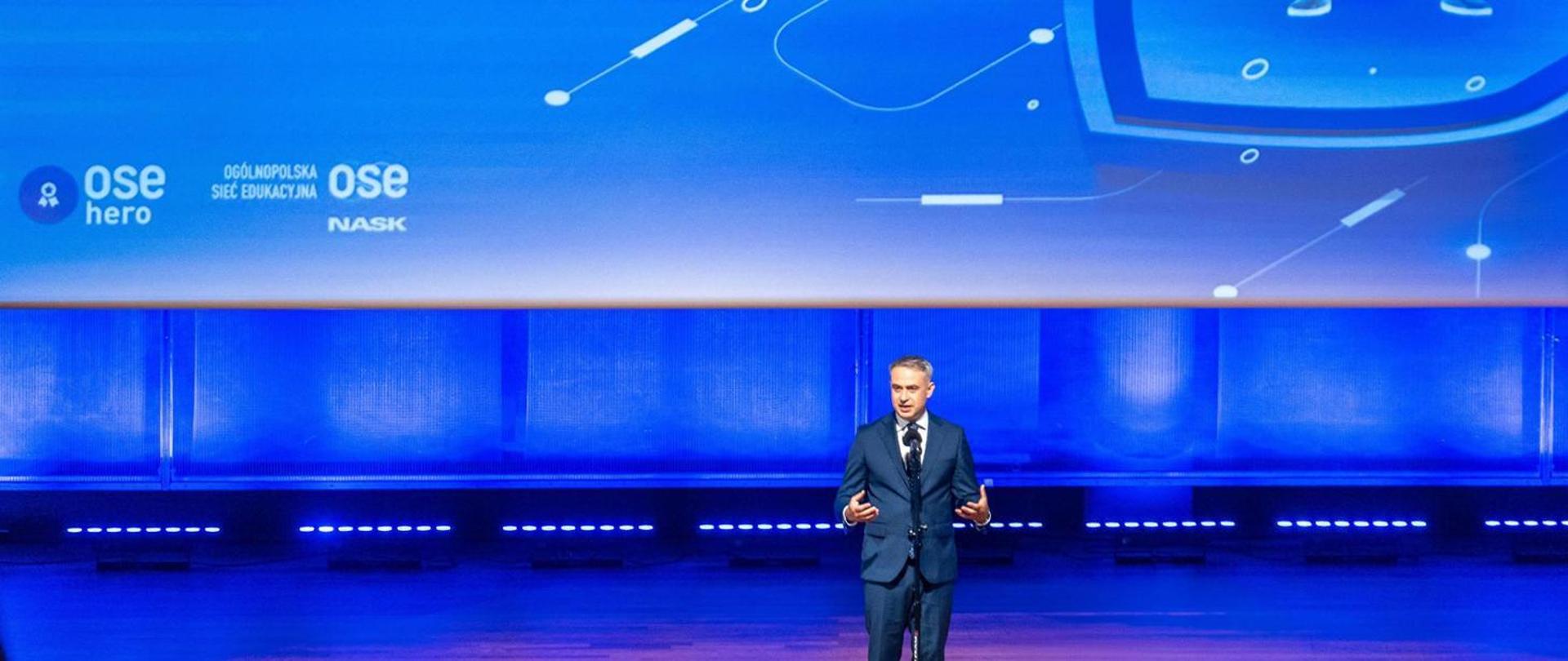 Na ciemnoniebieskim tle zdjęcie Premiera Krzysztofa Gawkowskiego