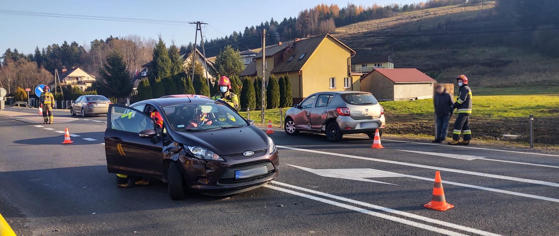 Uszkodzone samochody na drodze.