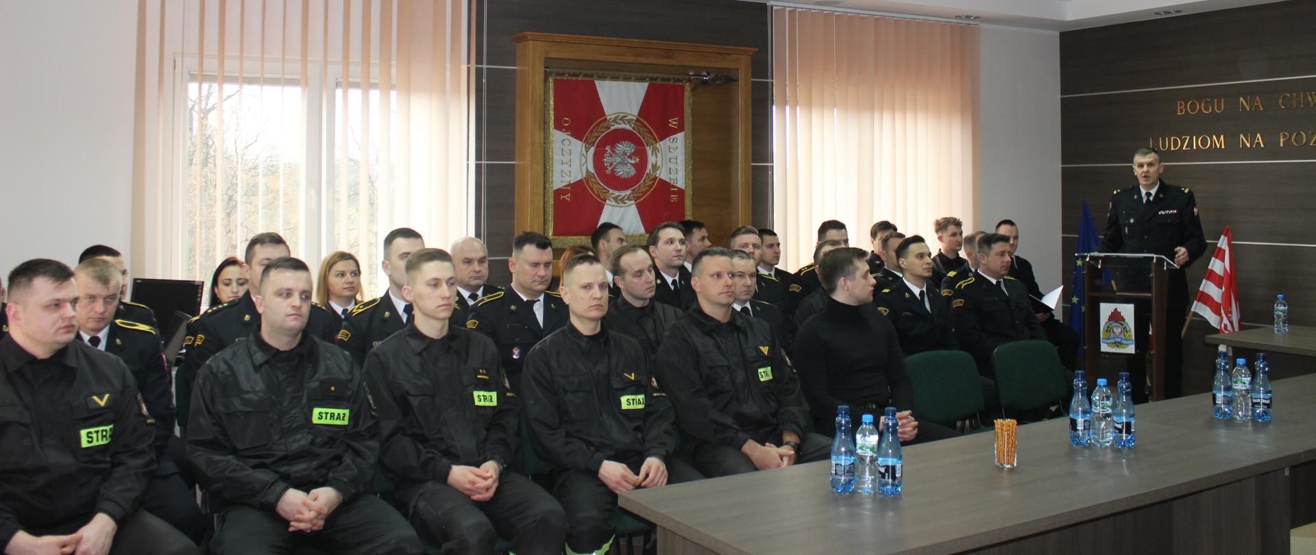 Zdjęcie przedstawia strażaków Komendy Powiatowej PSP w Bielsku Podlaskim podczas narady 