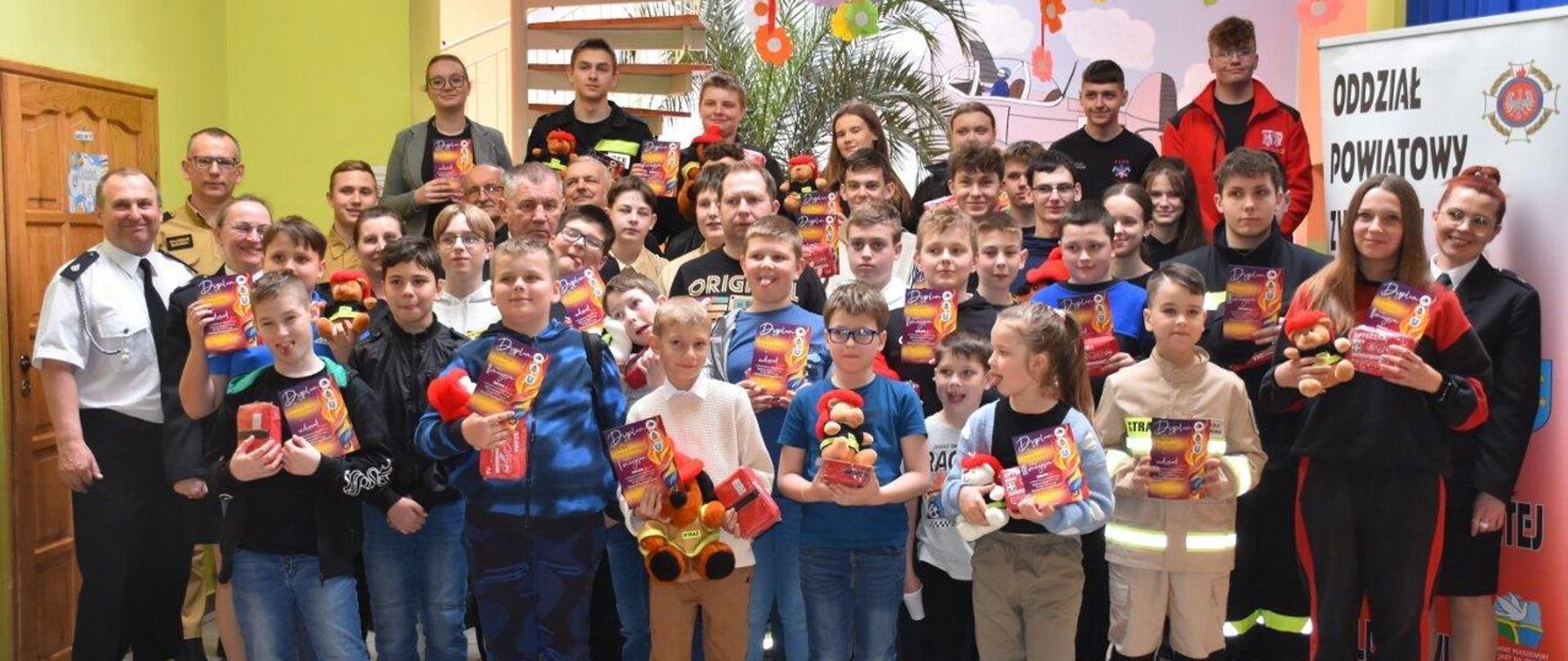 Uczestnicy finału eliminacji powiatowych Ogólnopolskiego Turnieju Wiedzy Pożarniczej „Młodzież zapobiega pożarom”, wraz z organizatorami i opiekunami