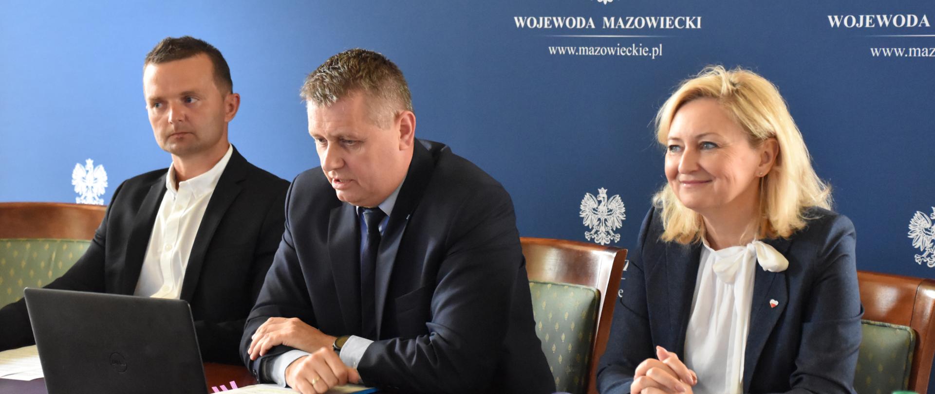 Wideokonferencja dotycząca organizacji roku szkolnego. Na zdjęciu od lewej: Zastępca Mazowieckiego Państwowego Wojewódzkiego Inspektora Sanitarnego Arkadiusz Chełstowski; Wicewojewoda Mazowiecki Artur Standowicz i Mazowiecki Kurator Oświaty Aurelia Michałowska.